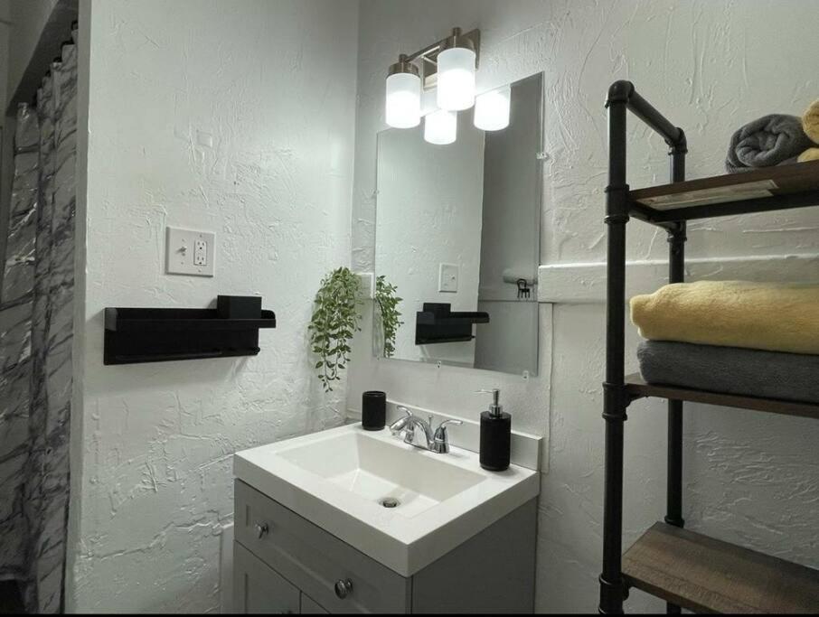 Lovely 2Br W Office Space - King Bed & Alexa Lägenhet Pittsburgh Exteriör bild